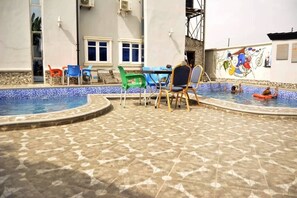 Una piscina al aire libre