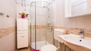 Apartment (2 Bedrooms) | Bathroom | Shower, towels, toilet paper - Dominik 1-4 (Mali Losinj)
