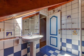Apartment, 4 Bedrooms | Bathroom | Towels