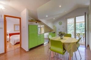 Appartement (2 Bedrooms) | Cuisine privée | Réfrigérateur, surface de cuisson, cafetière-théière