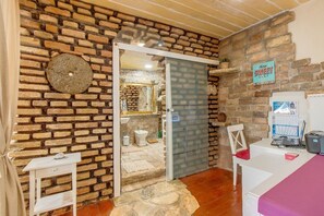 Studio Apartment | Bathroom