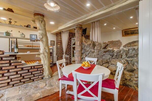 Studio Apartment | In-room dining