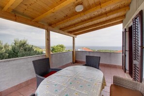Outdoor dining - Vanda - sea View Apartment Magda (Mali Losinj)