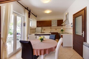 Studio (2 Bedrooms) | Cucina privata | Frigorifero, forno, piano cottura, lavastoviglie