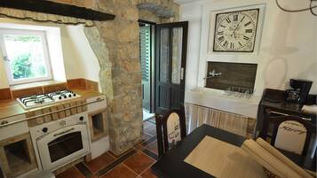 Apartment (2 Bedrooms) | Private kitchen | Fridge, oven, stovetop, cookware/dishes/utensils