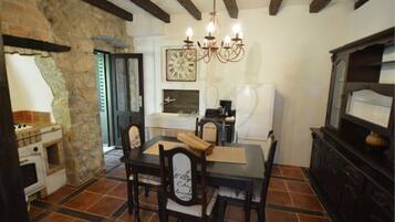 Apartment (2 Bedrooms) | Private kitchen | Fridge, oven, stovetop, cookware/dishes/utensils