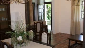 Apartment (2 Bedrooms) | In-room dining