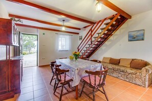 Apartment (2 Bedrooms) | Private kitchen | Fridge, oven, electric kettle, cookware/dishes/utensils