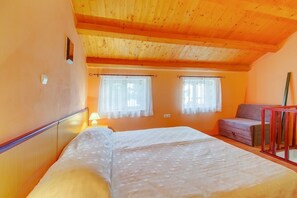 Apartment (2 Bedrooms) | 2 bedrooms, individually decorated, individually furnished, free WiFi