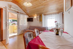 Apartment, 2 Bedrooms | In-room dining