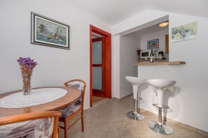 Apartment (1 Bedroom) | Essbereich im Zimmer