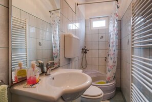 Appartement (2 Bedrooms) | Salle de bain | Douche, sèche-cheveux, serviettes fournies