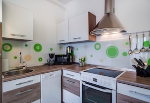 Huoneisto (2 Bedrooms) | Yksityinen keittiö | Täysikokoinen jääkaappi, mikroaaltouuni, uuni, liesi