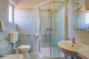 Departamento, 2 habitaciones | Baño | Regadera, toallas, papel de baño 