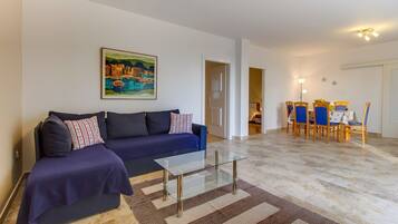 Studio (2 Bedrooms) | Living room | Flat-screen TV