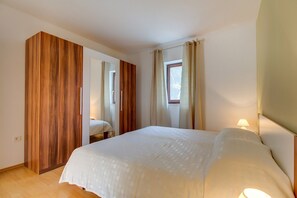 Studio (2 Bedrooms)