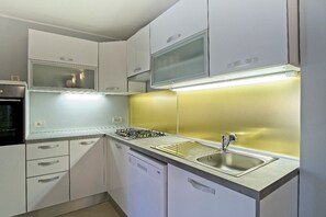 Apartment (1 Bedroom) | Cucina privata | Frigorifero con congelatore, forno, piano cottura, lavastoviglie