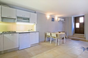 Apartment (1 Bedroom) | Privékeuken | Een koelkast/vriezer, een oven, een kookplaat, een vaatwasser