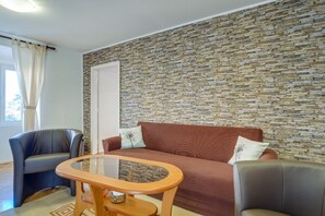 Appartamento (3 Bedrooms) | Soggiorno | TV a schermo piatto