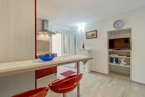 Full-sized fridge, microwave, stovetop, cookware/dishes/utensils - Leila - Apartment Leila 1 (Mali Losinj)