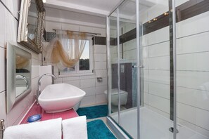 Apartment (2 Bedrooms) | Badezimmer | Handtücher
