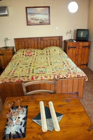 Studio Apartment | 1 sovrum, skrivbord och sängkläder