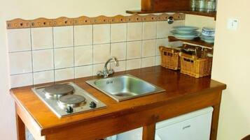 Studio Apartment | Private kitchenette | Mini-fridge, stovetop, cookware/dishes/utensils