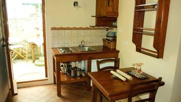 Studio Apartment | Privékitchenette | Een mini-koelkast, een kookplaat, kookgerei, borden en bestek