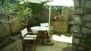 Studio Apartment | Terrace/patio
