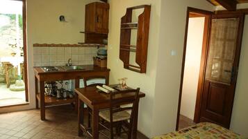 Studio Apartment | In-room dining