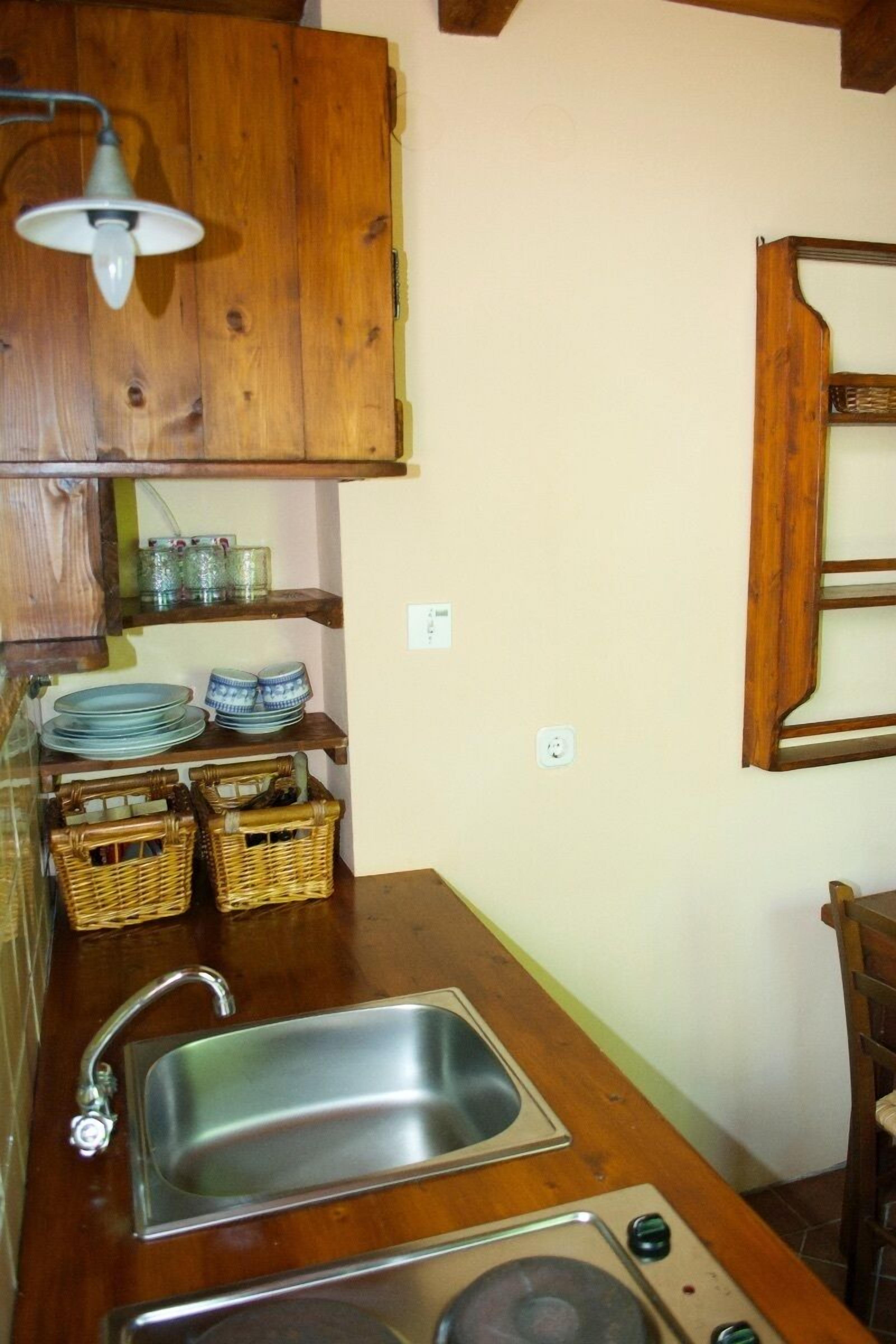 Studio Apartment | 私人小型廚房 | 小冰箱、爐台、鍋具/餐盤/廚房用品