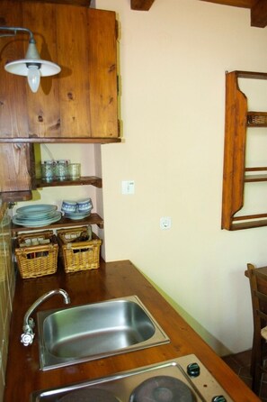 Studio Apartment | Eigene Kochnische | Mini-Kühlschrank, Herdplatte, Kochgeschirr/Geschirr/Besteck