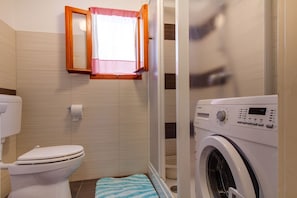 Apartment (2 Bedrooms) | Bathroom | Towels - Mario - Apartment Mario (Mali Losinj)