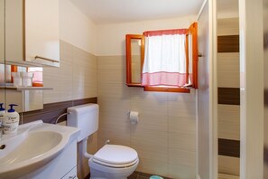 Apartment (2 Bedrooms) | Bathroom | Towels - Mario - Apartment Mario (Mali Losinj)