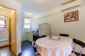 Apartment (2 Bedrooms) | Private kitchen | Fridge, stovetop, cookware/dishes/utensils - Mario - Apartment Mario (Mali Losinj)