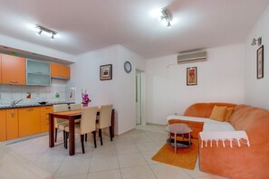 Appartement (1 Bedroom) | Aire de séjour | Téléviseur