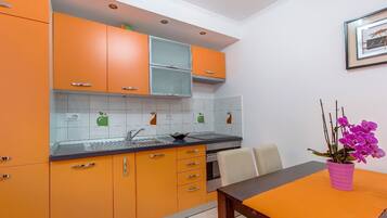 Apartment (1 Bedroom) | Private kitchen | Full-sized fridge, oven, stovetop, cookware/dishes/utensils