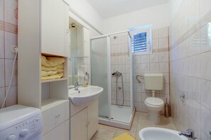 Apartment (2 Bedrooms) | Bathroom