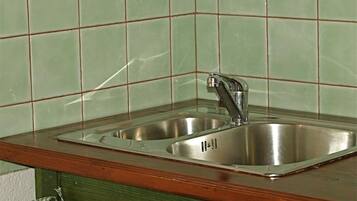 Studio | Cocina básica privada | Frigorífico, placa de cocina y utensilios de cocina