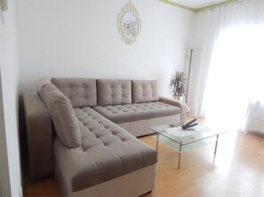 Apartment (1 Bedroom) | Wohnzimmer | Flachbildfernseher