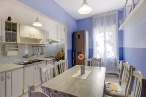 大冰箱、微波炉、烤箱、炉灶