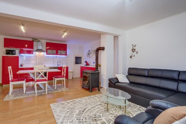 Studio (1 Bedroom) | Living room | Flat-screen TV