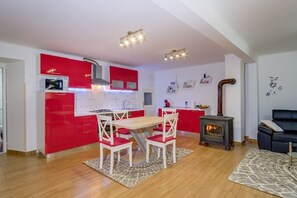 Studio (1 Bedroom) | Private kitchen