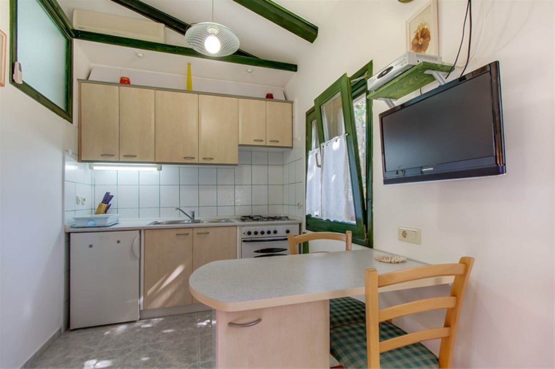 Studio | Private kitchenette | Fridge, stovetop, cookware/dishes/utensils