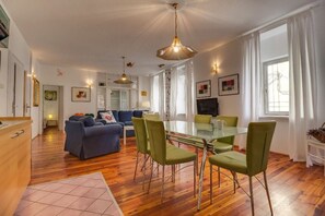 Apartment (2 Bedrooms) | Wohnzimmer