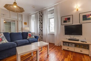 Apartment (2 Bedrooms) | Wohnzimmer