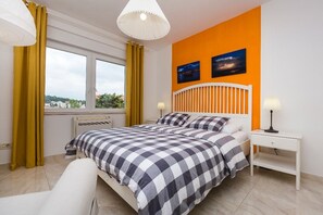 1 chambre, fer et planche à repasser, draps fournis
