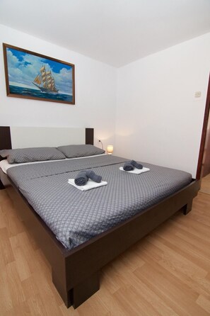 Apartment (3 Bedrooms) | 3 Schlafzimmer, kostenlose Babybetten, kostenloses WLAN, Bettwäsche