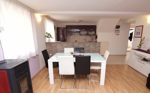 Apartment (3 Bedrooms) | Eigene Küche | Großer Kühlschrank, Mikrowelle, Ofen, Herdplatte