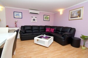 Appartement (3 Bedrooms) | Woonkamer | Flatscreentelevisie